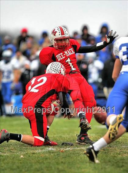 Thumbnail 2 in Deer Creek-Mackinaw vs. Clifton Central (IHSA Class 2A Quarterfinal) photogallery.