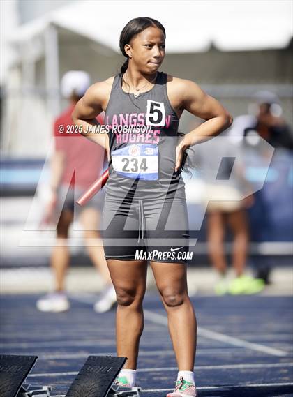 Thumbnail 2 in Bob Hayes Invitational (4x100m) photogallery.