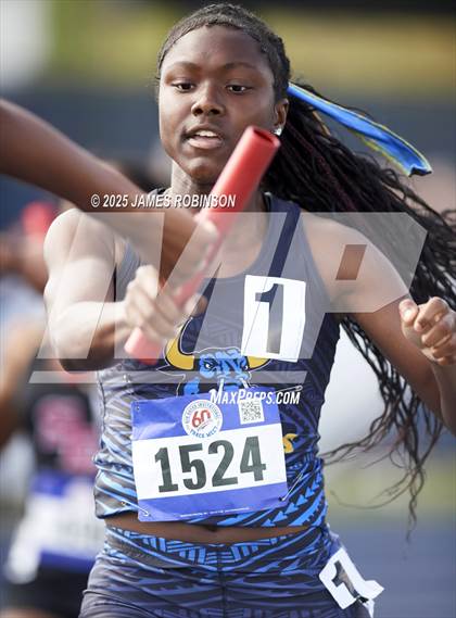 Thumbnail 2 in Bob Hayes Invitational (4x100m) photogallery.