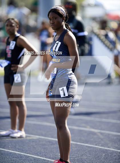 Thumbnail 2 in Bob Hayes Invitational (4x100m) photogallery.