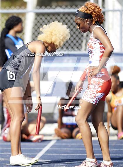 Thumbnail 2 in Bob Hayes Invitational (4x100m) photogallery.