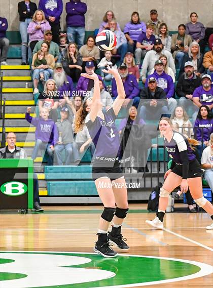 Thumbnail 3 in Schulenburg vs Stockdale  (UIL 2A Region IV Semifinal) photogallery.