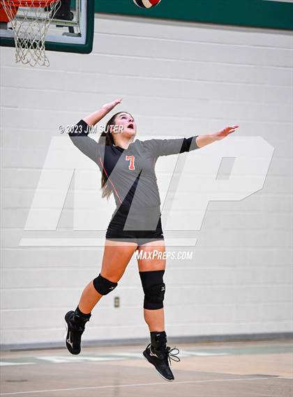Thumbnail 3 in Schulenburg vs Stockdale  (UIL 2A Region IV Semifinal) photogallery.