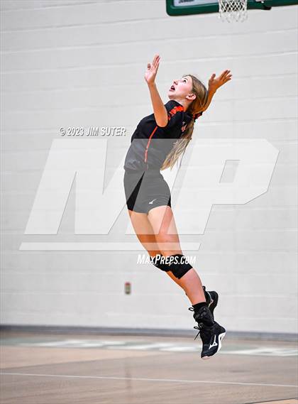 Thumbnail 3 in Schulenburg vs Stockdale  (UIL 2A Region IV Semifinal) photogallery.