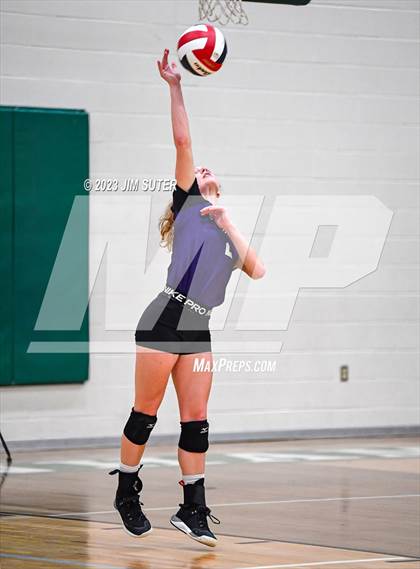 Thumbnail 3 in Schulenburg vs Stockdale  (UIL 2A Region IV Semifinal) photogallery.