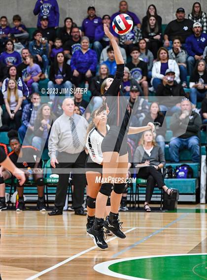 Thumbnail 2 in Schulenburg vs Stockdale  (UIL 2A Region IV Semifinal) photogallery.