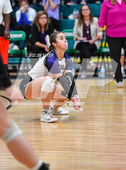 Thumbnail 3 in Schulenburg vs Stockdale  (UIL 2A Region IV Semifinal) photogallery.