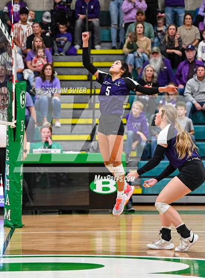Thumbnail 2 in Schulenburg vs Stockdale  (UIL 2A Region IV Semifinal) photogallery.