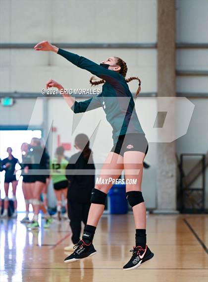 Thumbnail 2 in Willow Canyon vs Helix (Southern California Invitational) photogallery.