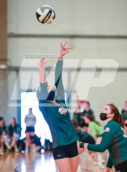 Thumbnail 2 in Willow Canyon vs Helix (Southern California Invitational) photogallery.