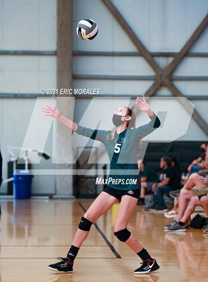 Thumbnail 2 in Willow Canyon vs Helix (Southern California Invitational) photogallery.