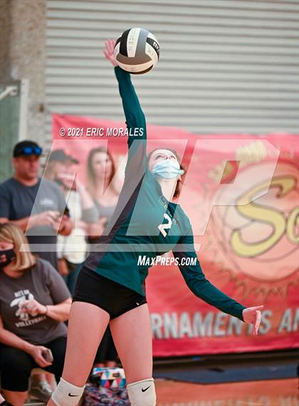 Thumbnail 2 in Willow Canyon vs Helix (Southern California Invitational) photogallery.