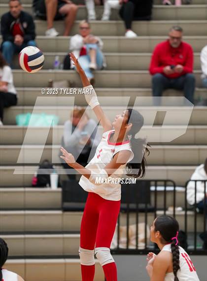 Thumbnail 2 in Seymour vs. Crown Point (Avon Classic) photogallery.