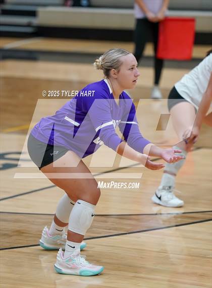 Thumbnail 3 in Seymour vs. Crown Point (Avon Classic) photogallery.