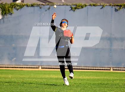 Thumbnail 3 in Warren vs. La Mirada photogallery.