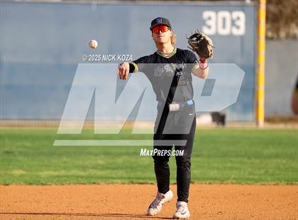 Thumbnail 3 in Warren vs. La Mirada photogallery.