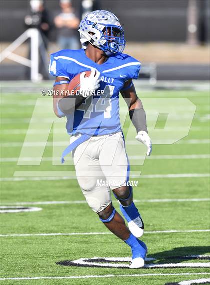 Thumbnail 3 in Connally vs. Pleasant Grove (UIL 4A Division 2 Region 2 Area) photogallery.