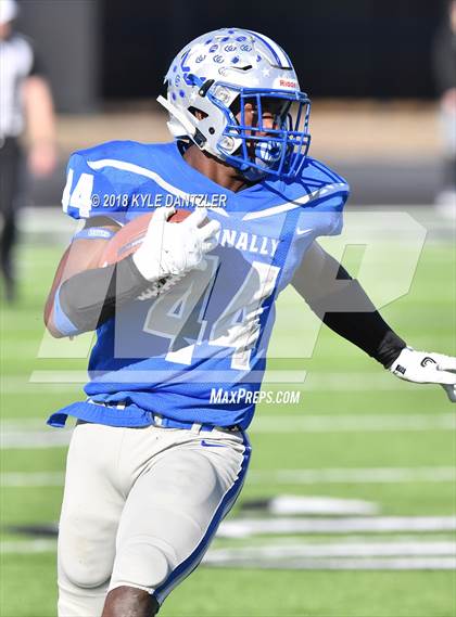 Thumbnail 2 in Connally vs. Pleasant Grove (UIL 4A Division 2 Region 2 Area) photogallery.