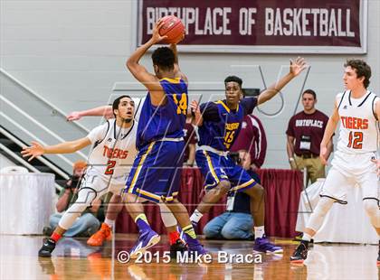 Thumbnail 1 in Newton North vs. Bishop Loughlin (Spalding HoopHall Classic) photogallery.