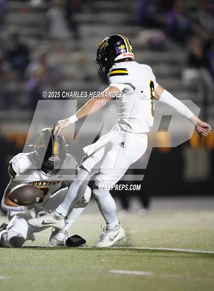 Thumbnail 2 in Yorktown vs. Granger (UIL 2A D2 Football Area) photogallery.