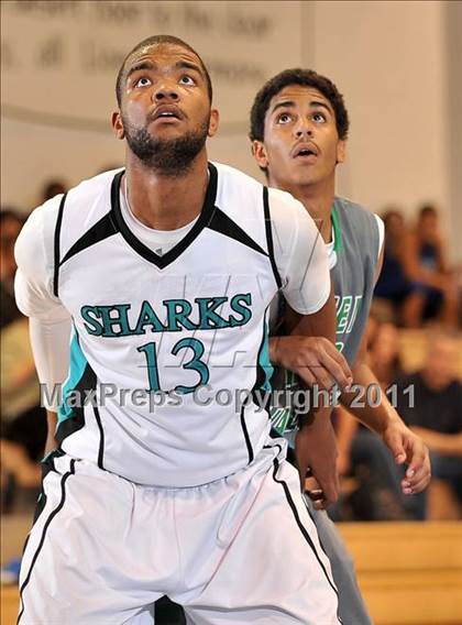 Thumbnail 2 in Santiago vs. Green Valley (MaxPreps Holiday Classic) photogallery.