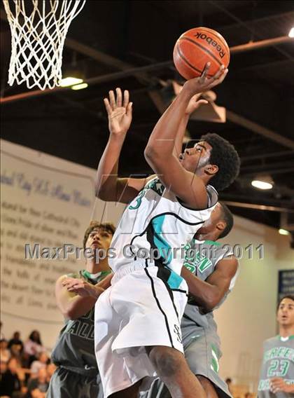 Thumbnail 2 in Santiago vs. Green Valley (MaxPreps Holiday Classic) photogallery.