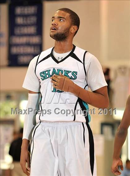 Thumbnail 1 in Santiago vs. Green Valley (MaxPreps Holiday Classic) photogallery.