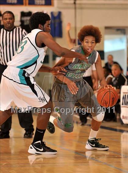 Thumbnail 2 in Santiago vs. Green Valley (MaxPreps Holiday Classic) photogallery.