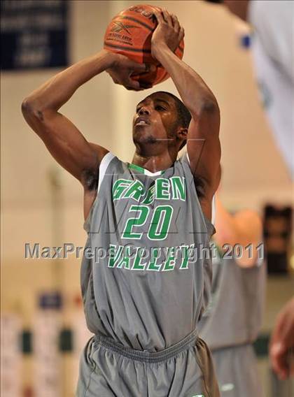 Thumbnail 2 in Santiago vs. Green Valley (MaxPreps Holiday Classic) photogallery.