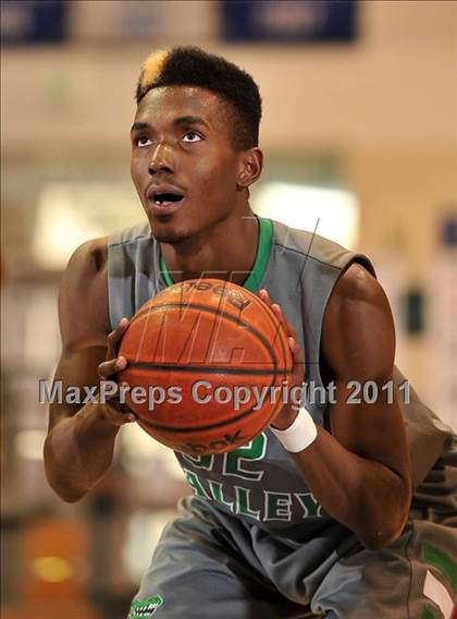 Thumbnail 3 in Santiago vs. Green Valley (MaxPreps Holiday Classic) photogallery.