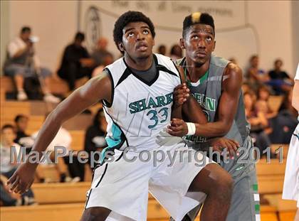 Thumbnail 3 in Santiago vs. Green Valley (MaxPreps Holiday Classic) photogallery.