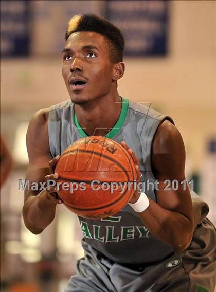 Thumbnail 2 in Santiago vs. Green Valley (MaxPreps Holiday Classic) photogallery.