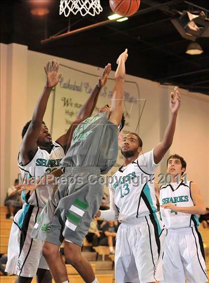 Thumbnail 2 in Santiago vs. Green Valley (MaxPreps Holiday Classic) photogallery.