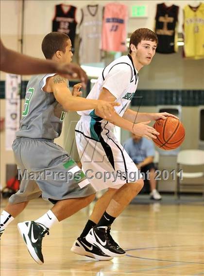 Thumbnail 3 in Santiago vs. Green Valley (MaxPreps Holiday Classic) photogallery.