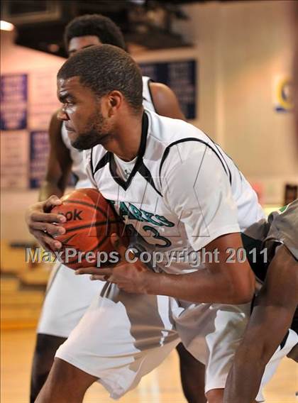 Thumbnail 2 in Santiago vs. Green Valley (MaxPreps Holiday Classic) photogallery.