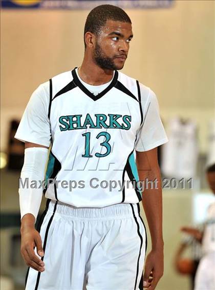 Thumbnail 3 in Santiago vs. Green Valley (MaxPreps Holiday Classic) photogallery.