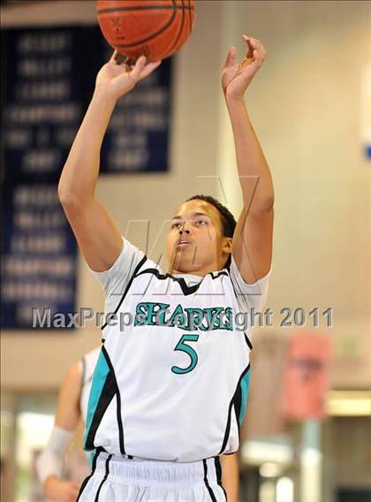 Thumbnail 2 in Santiago vs. Green Valley (MaxPreps Holiday Classic) photogallery.