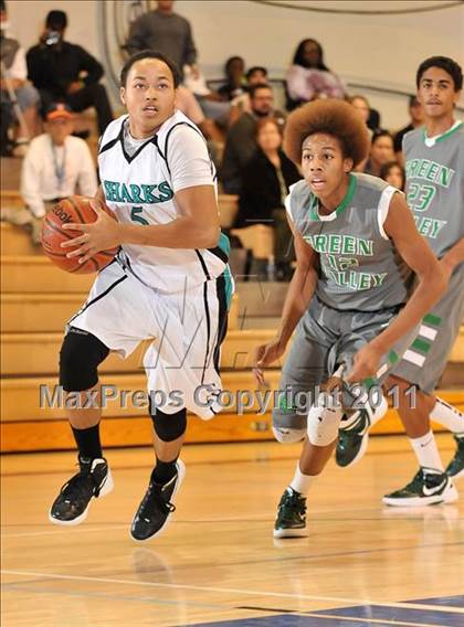 Thumbnail 3 in Santiago vs. Green Valley (MaxPreps Holiday Classic) photogallery.