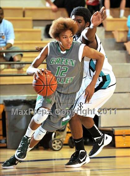 Thumbnail 3 in Santiago vs. Green Valley (MaxPreps Holiday Classic) photogallery.