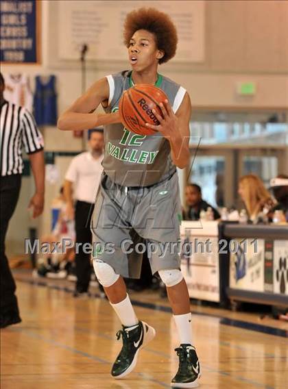 Thumbnail 2 in Santiago vs. Green Valley (MaxPreps Holiday Classic) photogallery.