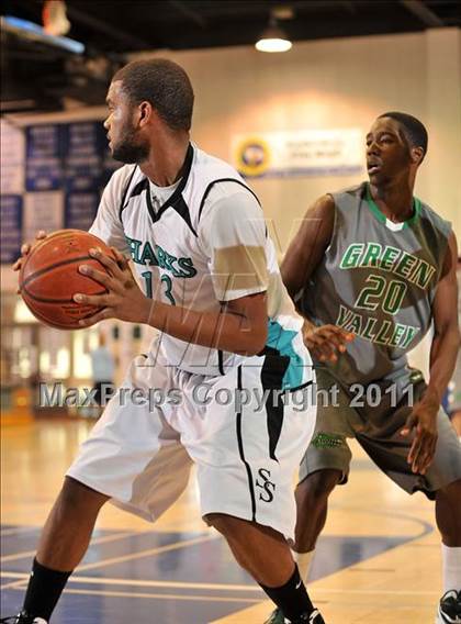 Thumbnail 3 in Santiago vs. Green Valley (MaxPreps Holiday Classic) photogallery.