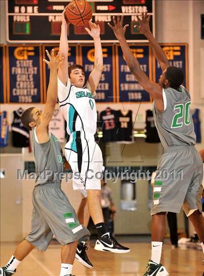 Thumbnail 2 in Santiago vs. Green Valley (MaxPreps Holiday Classic) photogallery.