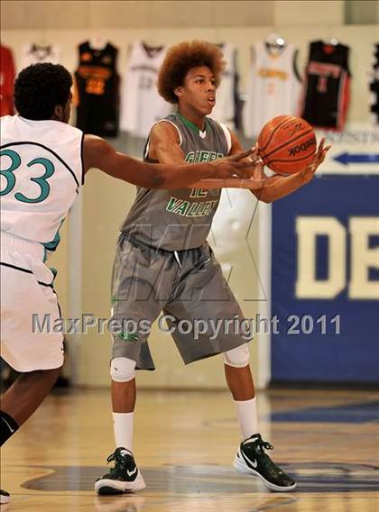 Thumbnail 2 in Santiago vs. Green Valley (MaxPreps Holiday Classic) photogallery.