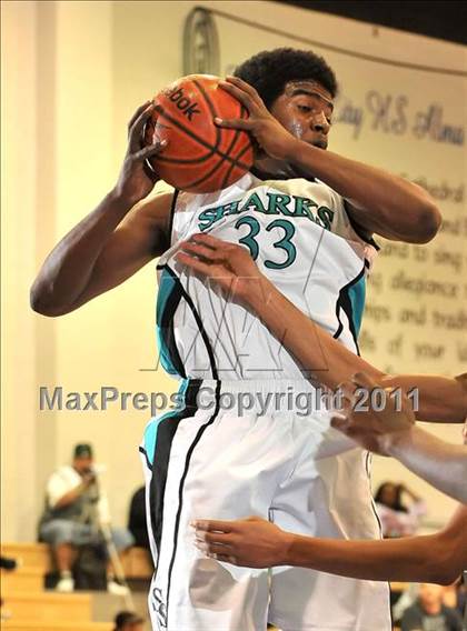Thumbnail 3 in Santiago vs. Green Valley (MaxPreps Holiday Classic) photogallery.