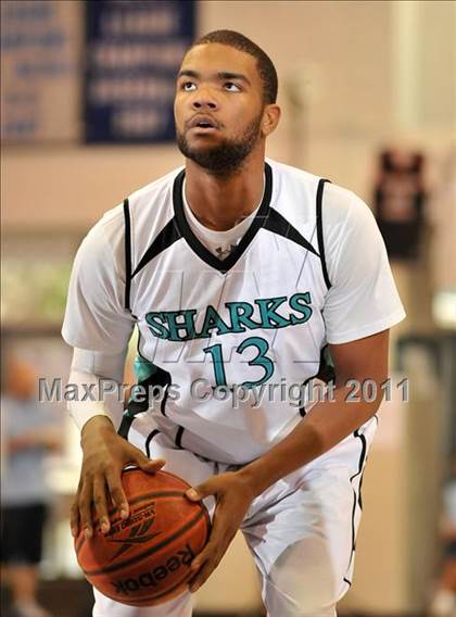 Thumbnail 1 in Santiago vs. Green Valley (MaxPreps Holiday Classic) photogallery.