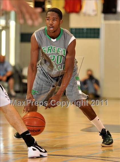Thumbnail 2 in Santiago vs. Green Valley (MaxPreps Holiday Classic) photogallery.