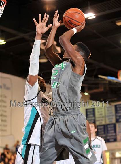 Thumbnail 3 in Santiago vs. Green Valley (MaxPreps Holiday Classic) photogallery.