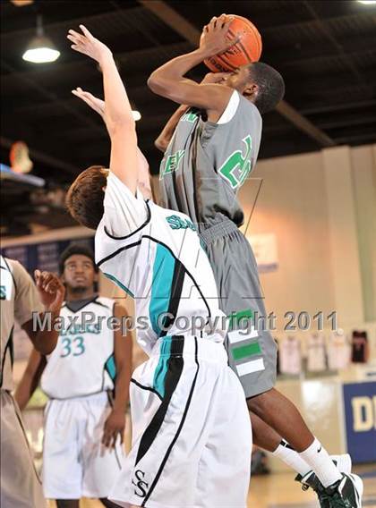 Thumbnail 1 in Santiago vs. Green Valley (MaxPreps Holiday Classic) photogallery.