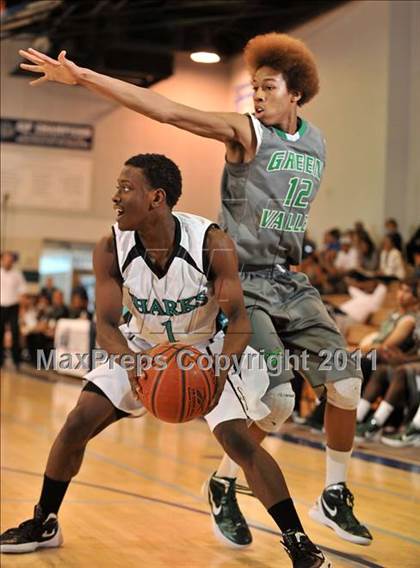 Thumbnail 2 in Santiago vs. Green Valley (MaxPreps Holiday Classic) photogallery.