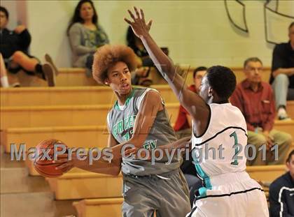 Thumbnail 2 in Santiago vs. Green Valley (MaxPreps Holiday Classic) photogallery.